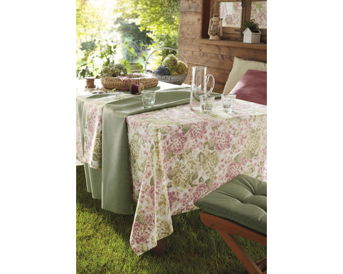 Față de masă Peyer Syntex Hortensie roz/verde 130x160 cm Scenă de grădină cu față de masă, traverse, pahare și decorațiuni afară