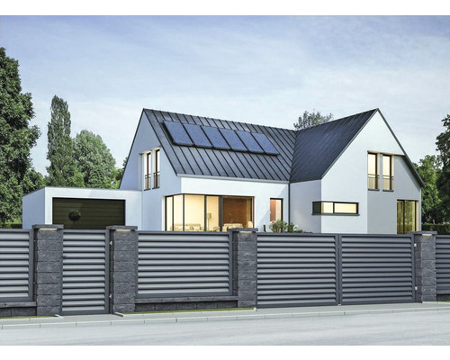 Casă modernă cu poartă glisantă și panouri solare pe acoperiș