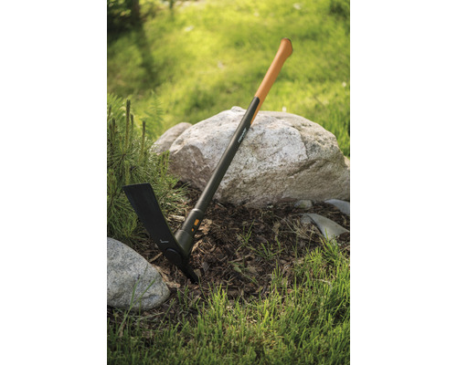 Logo Fiskars Unealtă de grădinărit cu mâner și sapă în grădină