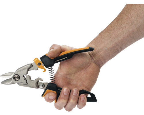 Logo Fiskars. O mână ține o foarfecă metalică cu arc.