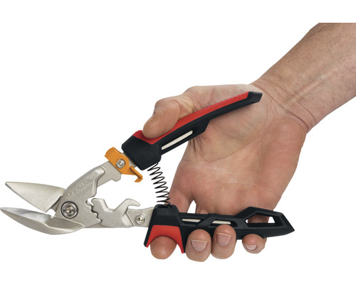 O mână ține o foarfecă de tablă Fiskars.