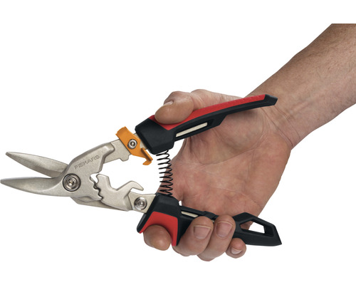 Sigla Fiskars. Mână care ține o foarfecă de tablă metalică cu arc.