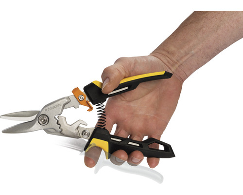 O mână ține o foarfecă de metal pentru păsări de la Fiskars.