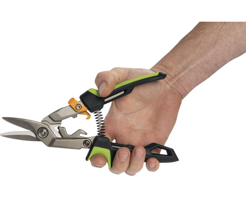 Mână ține o foarfecă de grădină cu arc