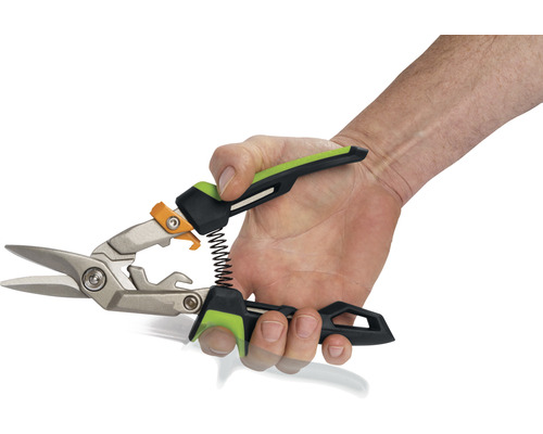 O mână ține o foarfecă de grădină