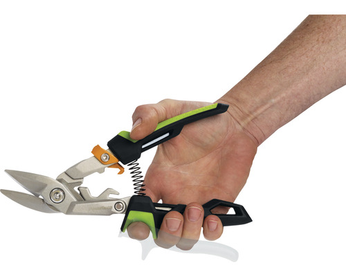 Foarfece metalice într-o mână