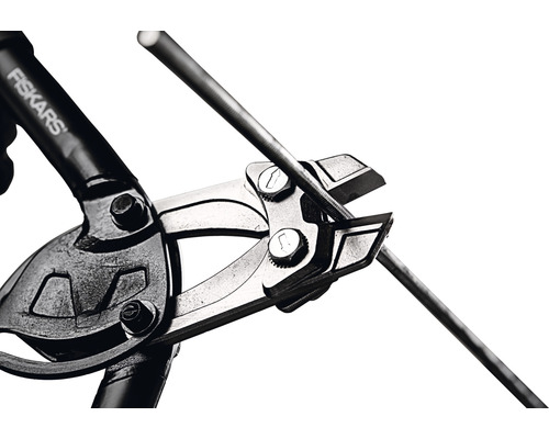 Clește de tăiat bare Fiskars tăind o tijă metalică