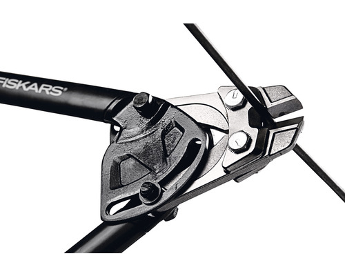 Clește de tăiat bolțuri Fiskars tăind o sârmă