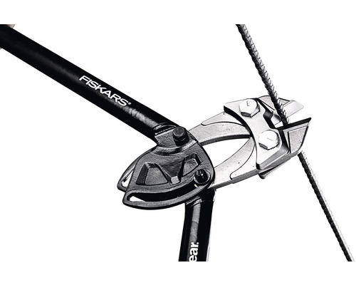 Sigla Fiskars. Cutterul de șuruburi taie o tijă metalică.