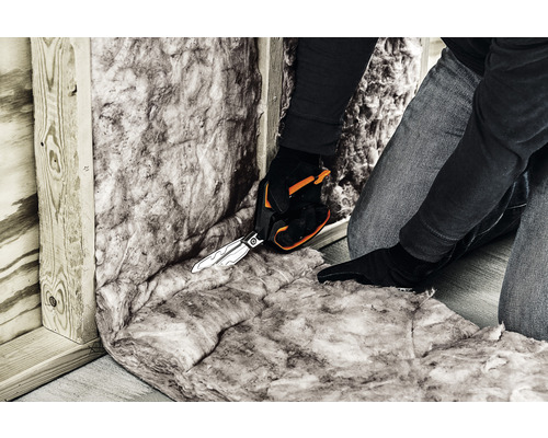 Tăierea vatei izolante cu foarfece pentru izolarea pereților