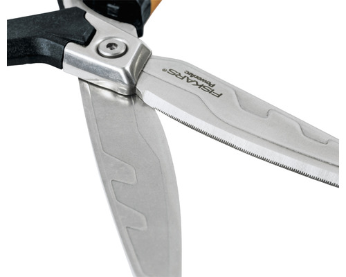 Prim-plan cu foarfece de iarbă Fiskars cu lame zimțate