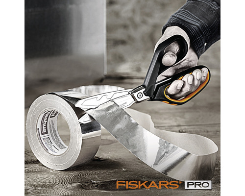 O persoană taie o bucată de bandă adezivă cu o foarfecă.