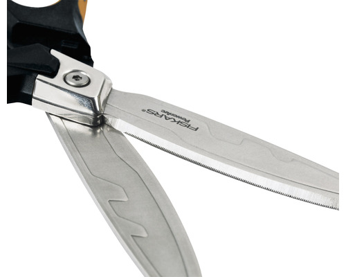 Prim-plan cu foarfecă de gard viu cu lame din oțel