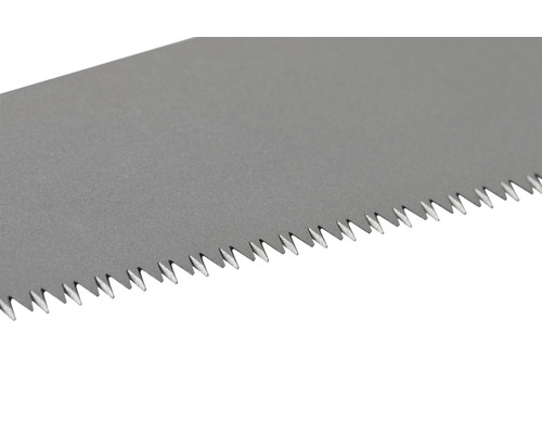 Prim-plan cu lamă de ferăstrău cu dinți ascuțiți