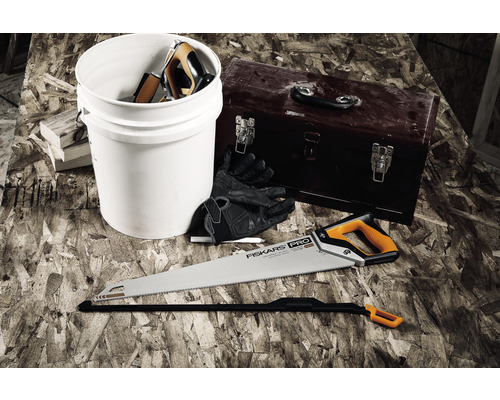 Fierăstrău manual Fiskars Pro cu găleată pentru scule, cutie de scule și mănuși de lucru