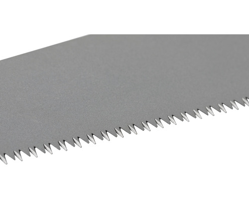 Prim-plan cu un ferăstrău manual cu dinți ascuțiți pentru prelucrarea lemnului