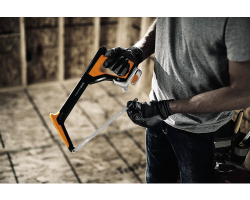 Un bărbat schimbă pânza de ferăstrău la un ferăstrău pentru metal.