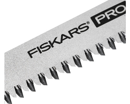 Prim-plan cu o lamă de ferăstrău Fiskars Pro cu dinți ascuțiți