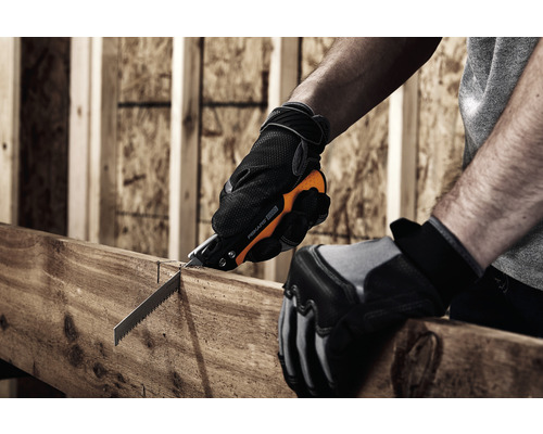 Meșterul taie o scândură de lemn cu un ferăstrău vertical. Ferăstrău vertical pentru prelucrarea lemnului.