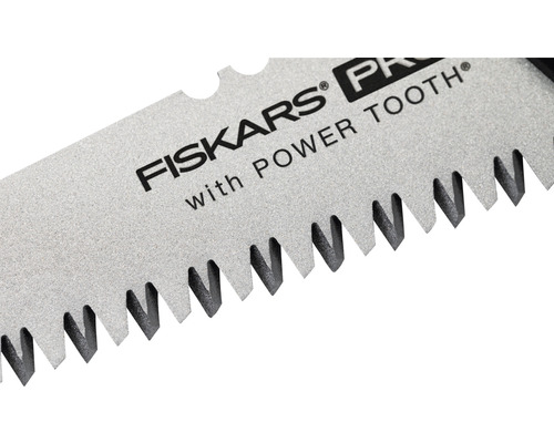 Prim-plan cu o lamă de ferăstrău pentru crengi Fiskars Pro cu tehnologie Power Tooth