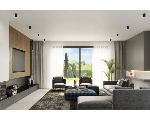 Living luminos cu canapea, fotolii, covor și corpuri de iluminat pentru tavan.