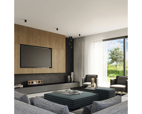 Living luminos cu televizor, mobilier de ședere și vedere spre grădină