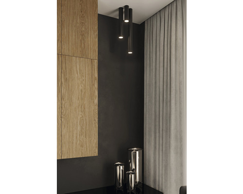 Interior modern cu plafonieră, dulap din lemn și vaze argintii