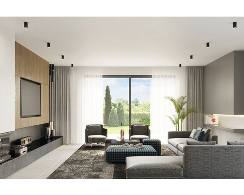 Living cu canapea, fotoliu, măsuță de cafea, covor și spoturi de tavan