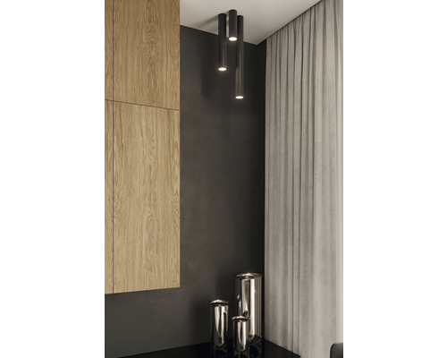 Lumină de tavan cu trei surse de lumină într-un living modern