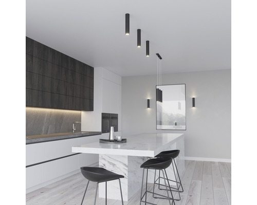 Bucătărie modernă cu insulă, corpuri de iluminat de tavan și corpuri de iluminat de perete pentru iluminat