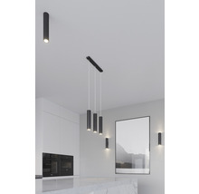 Bucătărie modernă cu spoturi negre de plafon, corp de iluminat suspendat și lămpi de perete pentru o iluminare luminoasă și elegantă