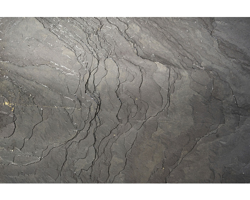 Prim-plan cu o placă de ardezie cu suprafață brută, scindată