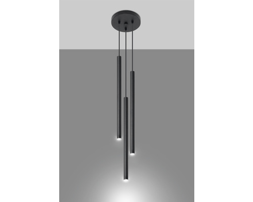 Lumină suspendată neagră cu trei abajururi cilindrice.
