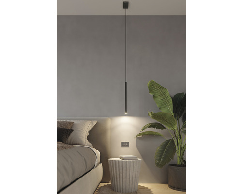 Dormitor cu pat, noptieră și lampă suspendată