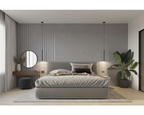 Dormitor cu pat, oglindă, noptieră și plantă de interior