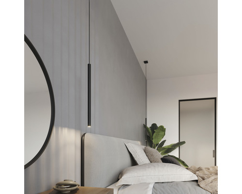 Dormitor cu pat și două lămpi suspendate negre