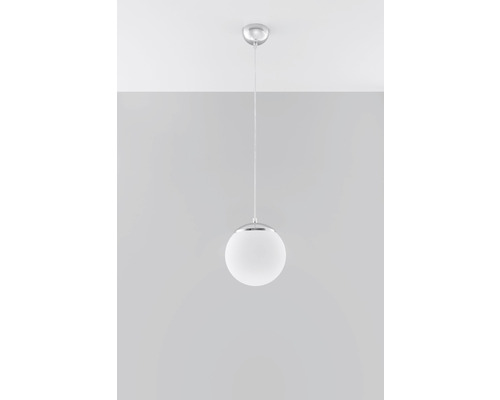 Lumină suspendată cu abajur rotund din sticlă mată și suspensie argintie