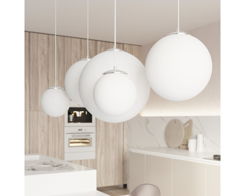 Lămpi suspendate cu abajururi rotunde, albe, într-o bucătărie modernă