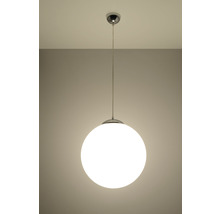 Lampa suspendată cu glob de sticlă rotund și luminos
