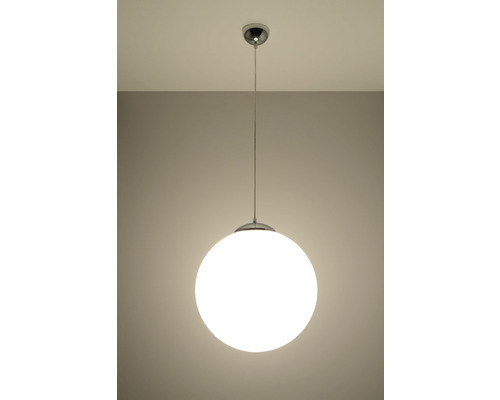 Lampa suspendată cu glob de sticlă rotund și luminos