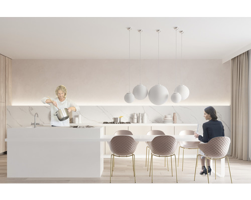 Bucătărie luminoasă cu insulă de gătit, masă și lămpi suspendate