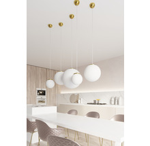 Bucătărie modernă cu masă și mai multe lămpi suspendate rotunde