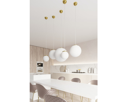 Bucătărie modernă cu masă și mai multe lămpi suspendate rotunde