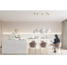 Bucătărie luminoasă cu insulă de bucătărie, masă de sufragerie, scaune și corpuri de iluminat suspendate rotunde