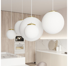 Scenă de bucătărie cu mai multe lămpi suspendate rotunde de diferite dimensiuni