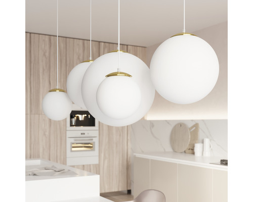 Patru lămpi suspendate rotunde din sticlă atârnă într-o bucătărie.