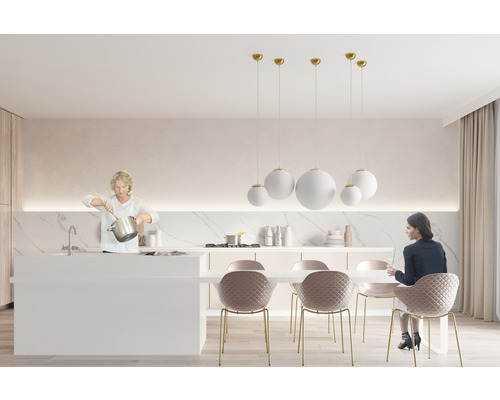 Bucătărie luminoasă cu insulă de gătit, masă, scaune și corpuri de iluminat suspendate rotunde