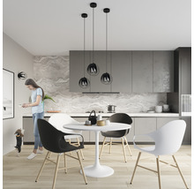 Scenă de bucătărie cu masă, scaune și corpuri de iluminat suspendate