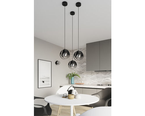Trei lămpi suspendate negre deasupra unei mese rotunde într-o bucătărie.