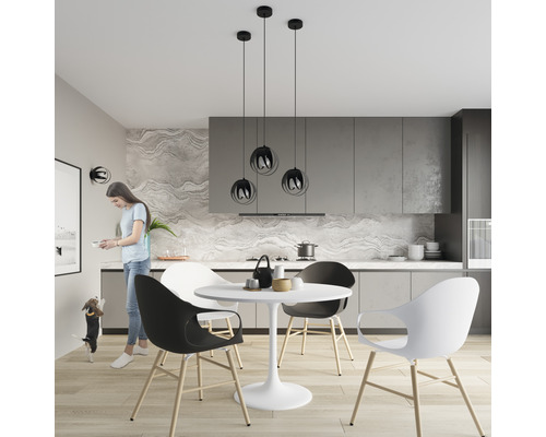 Bucătărie modernă cu masă, scaune și lămpi suspendate